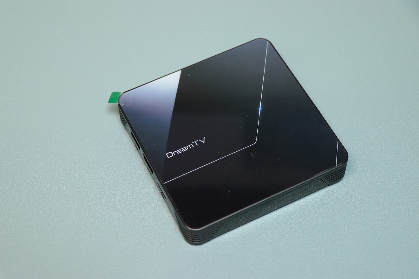 Dream TV Lite 開箱：主機頂面黑色亮面及 DreamTV 標誌