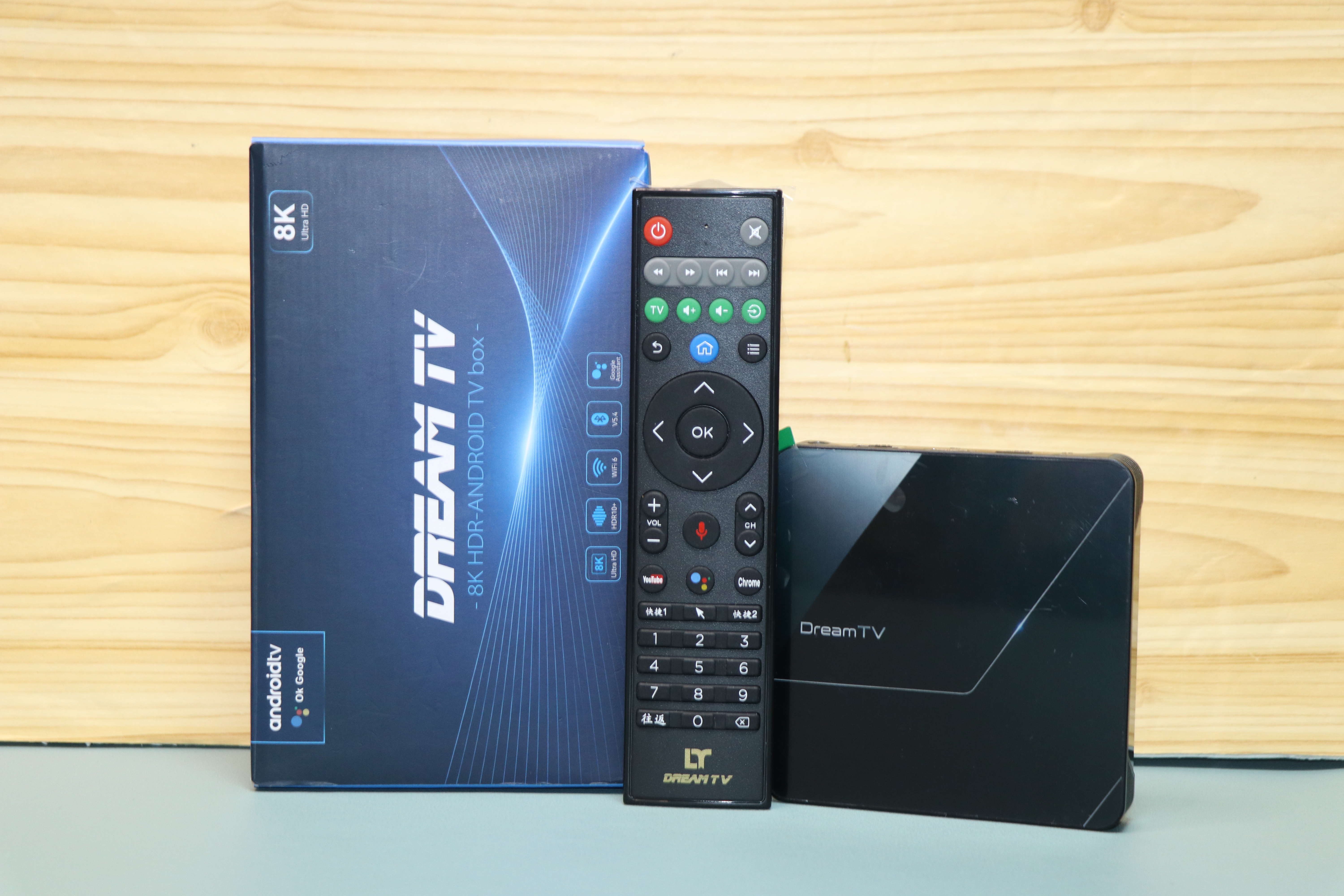 夢想盒子標準版 DreamTV S 開箱：零售盒、主機與語音遙控側面角度