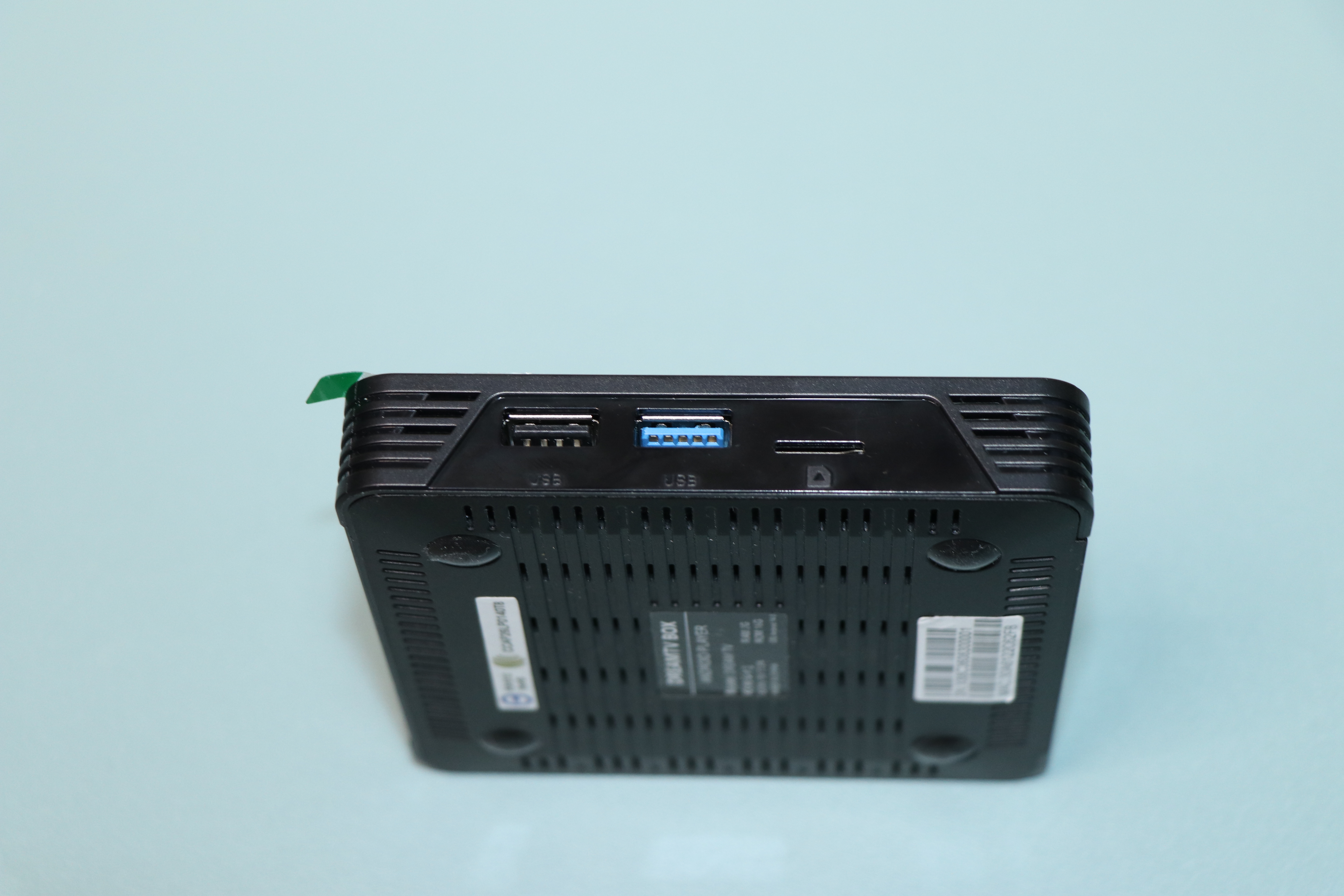 夢想盒子標準版 DreamTV S 開箱：側面 USB 2.0、USB 3.0 及 Micro-SD 接口